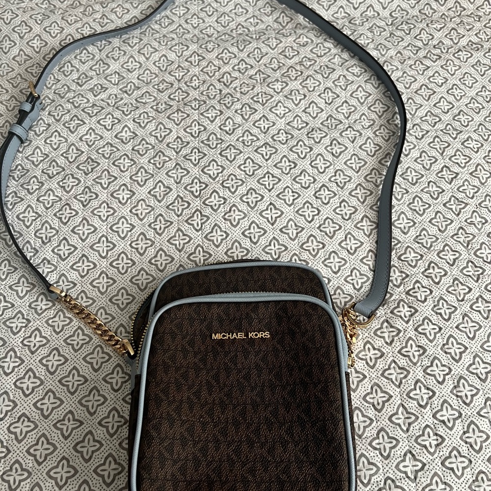 MICHAEL KORS 
Jet Set Travel Medium Logo Crossbody Bag